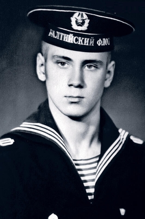 Виталий Хаев со время службы на флоте . / Фото: www.zelengarden.ru
