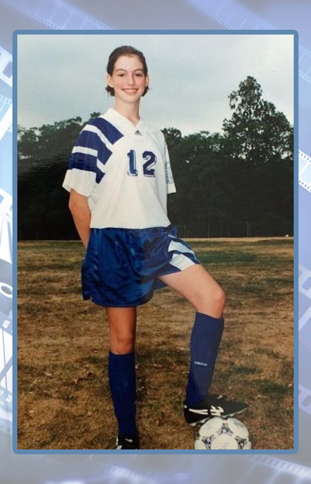 В подростковом возрасте Энн Хэтэуэй играла в футбол.