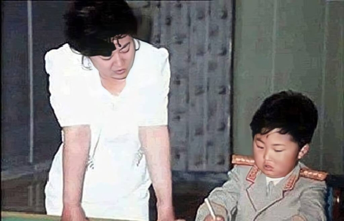 Ким Чен Ын в детстве с учительницей. / Фото: www.minds.com