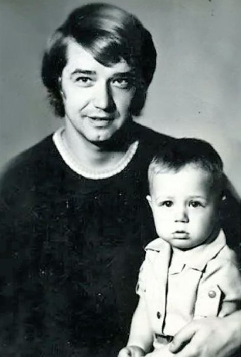Алексей Макаров в детстве с отцом. / Фото: www.just-interes.ru