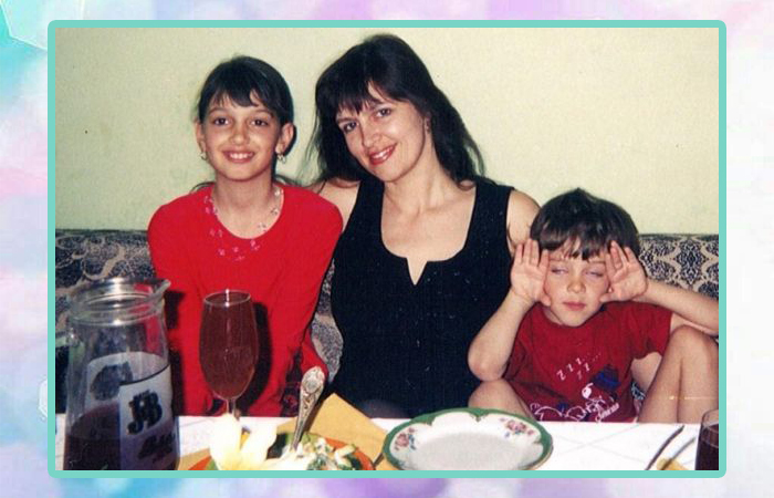 Оксана Воеводина в детстве с мамой и братом.