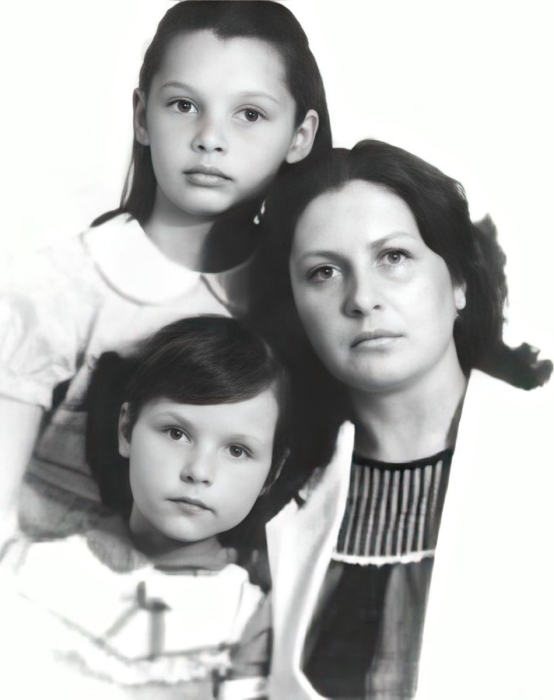 Наталия Антонова с мамой и младшей сестрой. / Фото: www.zelengarden.ru