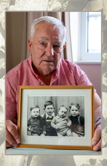 Тед Ноббс держит ту самую памятную фотографию, где все четыре брата ещё вместе.