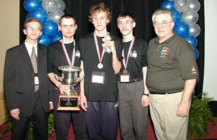 Николай Дуров (второй слева) в числе чемпионов мира по программированию, город Ванкувер (Канада), 2001. / Фото: www.kadet39.ru