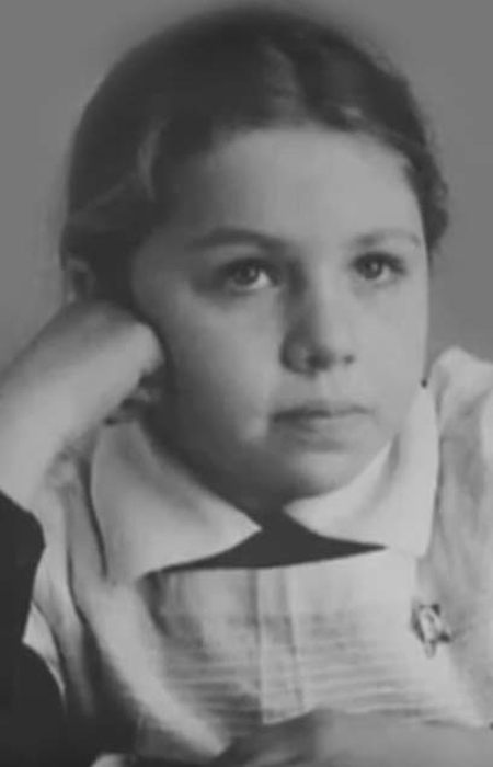 Елена Папанова в детстве. / Фото: www.biojizn.ru