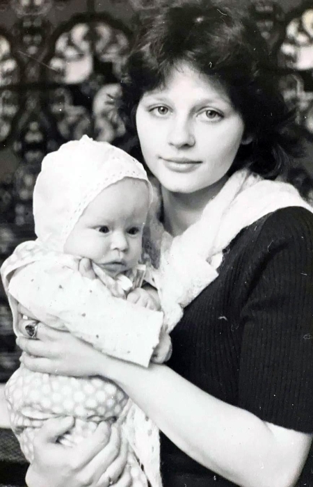 Юлия Пересильд в детстве с мамой. / Фото: www.stuki-druki.com