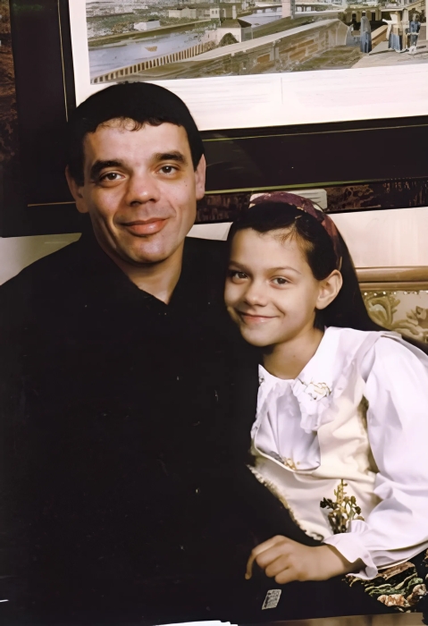 Полина Райкина в детстве с отцом. / Фото: www.zelengarden.ru