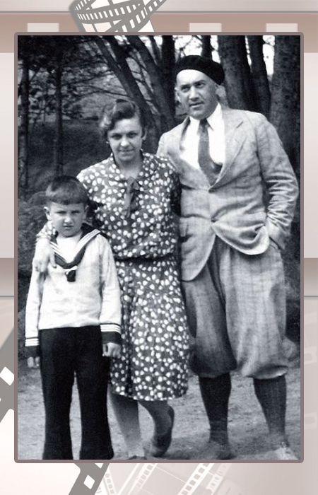 Евгений Весник в детстве с родителями.
