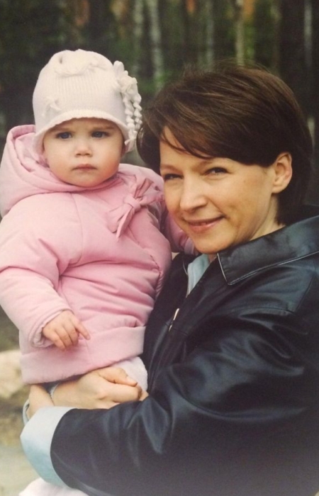 Мария Юмашева в детстве с мамой. / Фото с личной страницы Марии Юмашевой в социальной сети