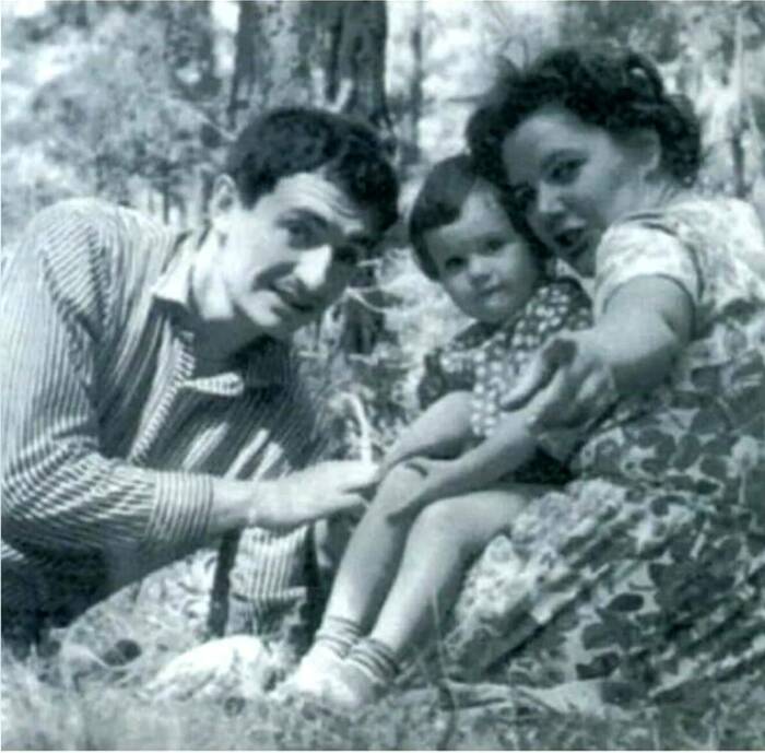 Александра Захарова в детстве с родителями Марком Захаровым и Ниной Лапшиновой. / Фото: www.yaplakal.com