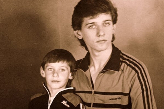 Юрий Батурин с младшим братом. / Фото: www.starpri.ru