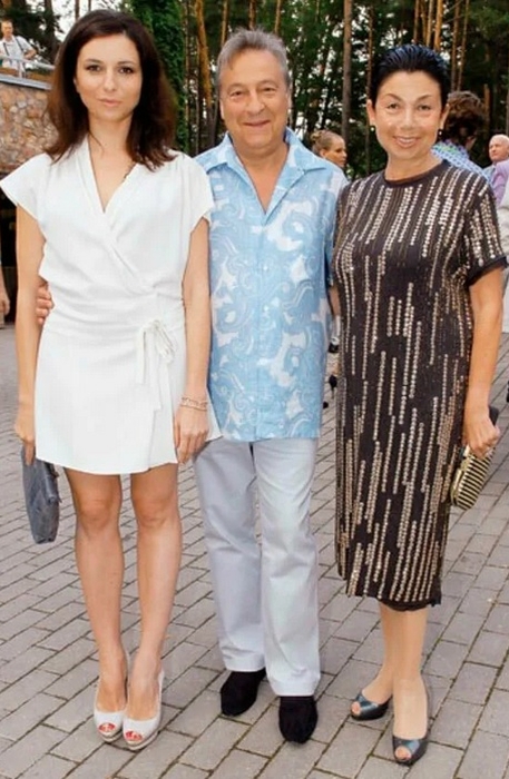 Алиса Хазанова с родителями. / Фото: www.muzhyazheny.ru