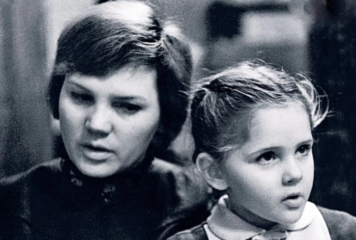 Ксения Румянцева в детстве с мамой. / Фото: www.7days.ru