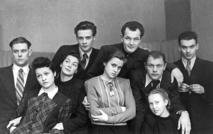 Николай Добронравов в молодости (второй слева в верхнем ряду). / Фото: www.libmir.com