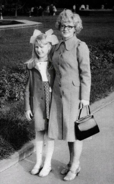 Рената Литвинова в детстве с мамой. / Фото: www.do-slez.com