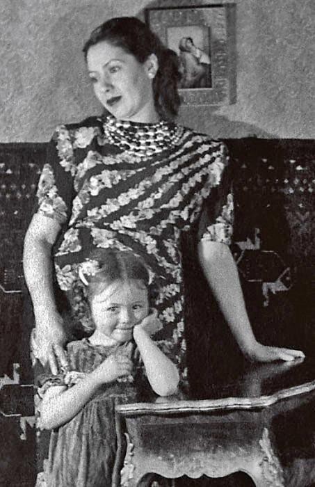 Наталья Селезнёва в детстве с мамой. / Фото: www.fishki.net