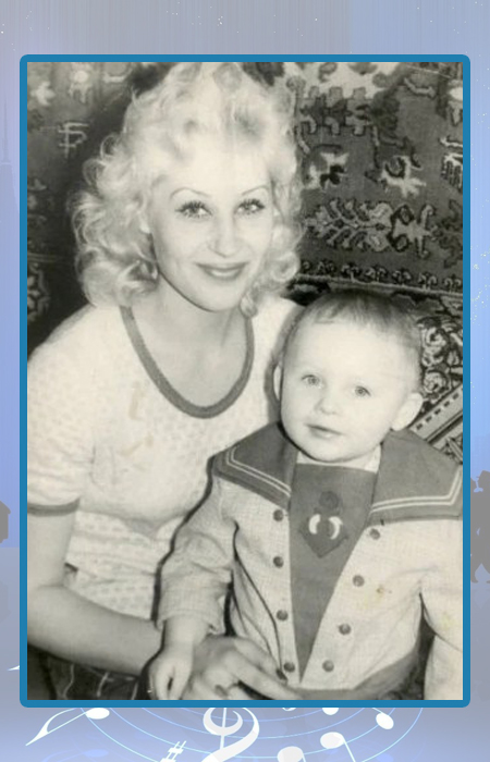 Александр Медведев в детстве с мамой.