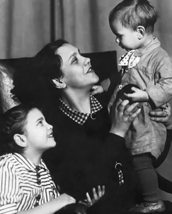 Наталья Кончаловская с сыном и дочерью. / Фото: www.lisa.ru