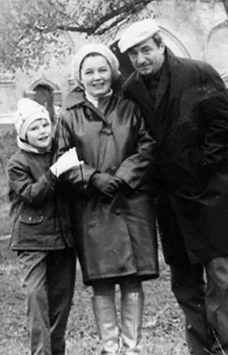 Александра Захарова в детстве с родителями. / Фото: www.flowstar.ru