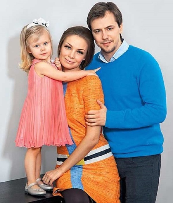 Татьяна Арнтгольц и Иван Жидков с дочерью. / Фото: www.photoby.ru