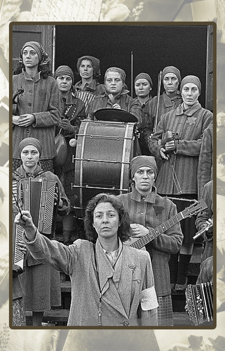 Женский оркестр и его создательница Мария Мандел, начальник концлагеря.