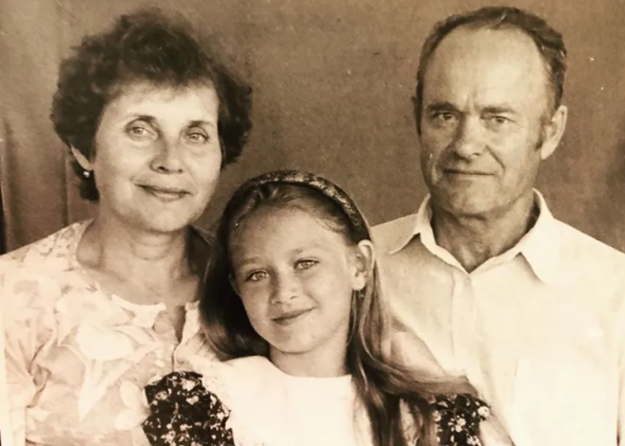 Мария Машкова в детстве с бабушкой и дедушкой. / Фото: www.novochag.ru