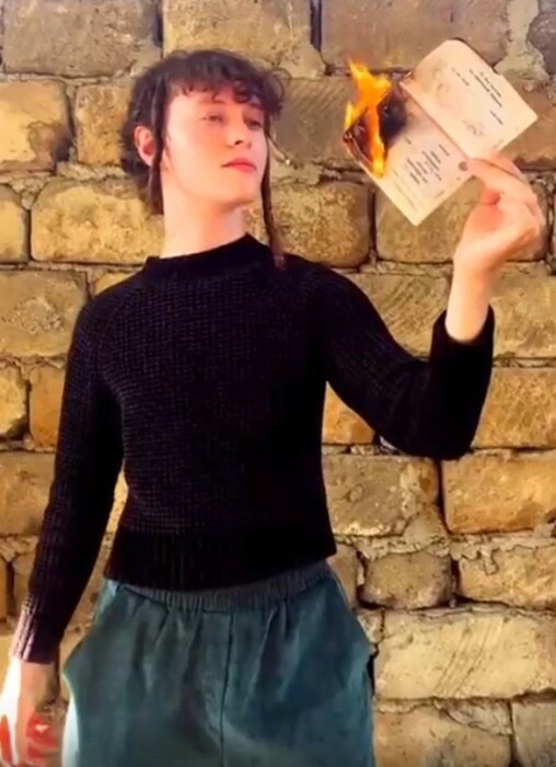 Шарлот сжигает собственный паспорт. / Фото: www.yaplakal.com