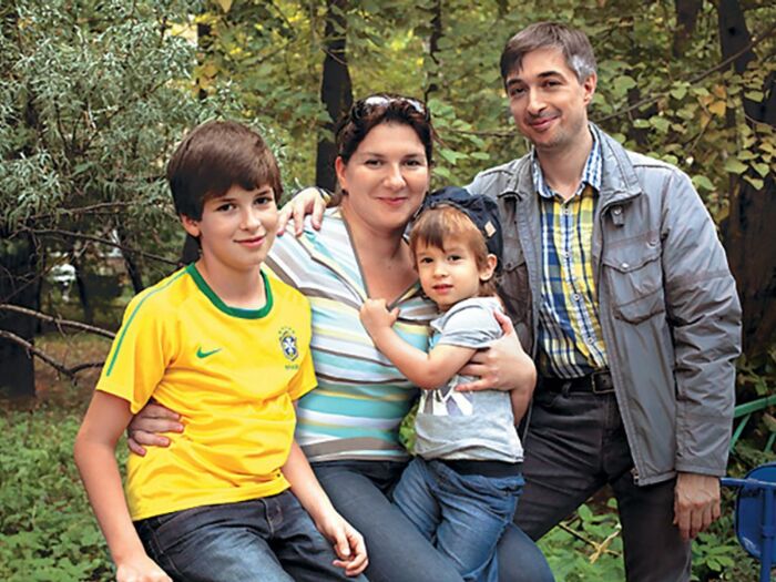 Ровшан Аскеров с женой и сыновьями. / Фото: www.uznayvse.ru