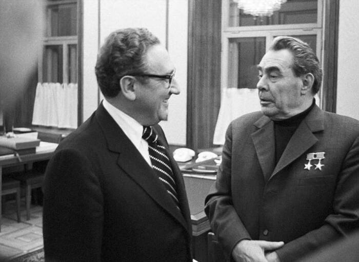 Генри Киссинджер и Леонид Брежнев. / Фото: www.denvistorii.ru