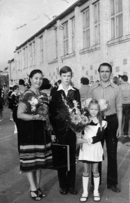 Евгений Миронов с родителями и сестрой. / Фото: www.nastroy.net
