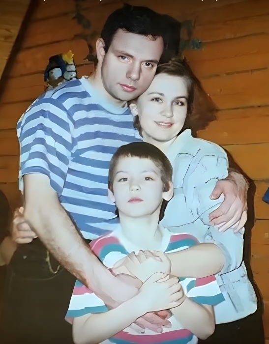 Александр Мохов с женой Татьяной и старшим сыном Семёном. / Фото: www.prekrasnaja.com