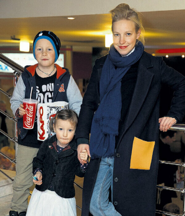 Мария Шалаева с детьми. / Фото: www.wellnesso.ru