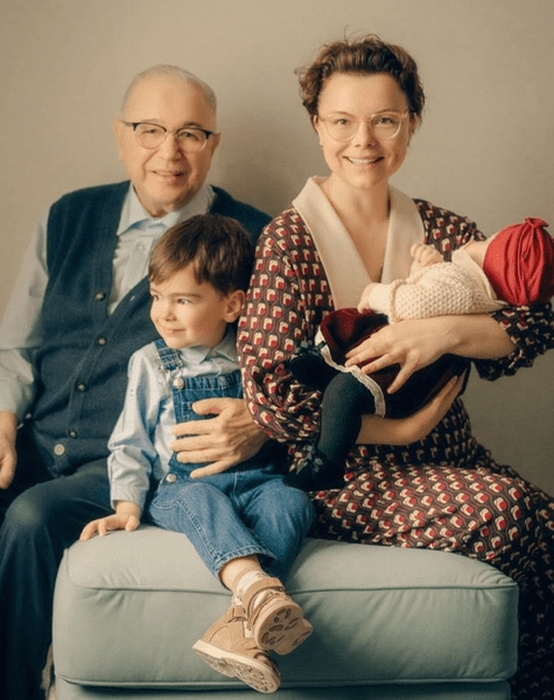 Евгений Петросян и Татьяна Брухунова с детьми. / Фото: www.starhit.ru