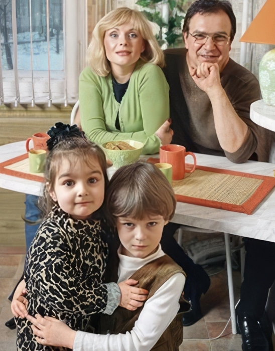 Ирина Цывина и Георгий Пусеп с детьми. / Фото: www.uznayvse.ru