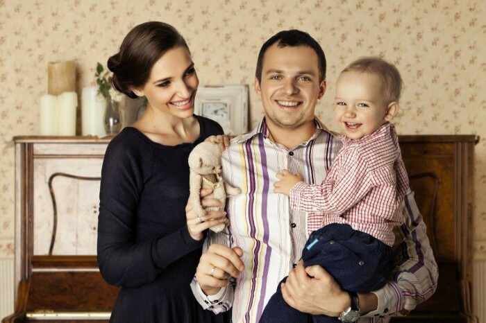 Дарья Клюшникова и Алексей Янин с сыном. / Фото: www.tvcenter.ru