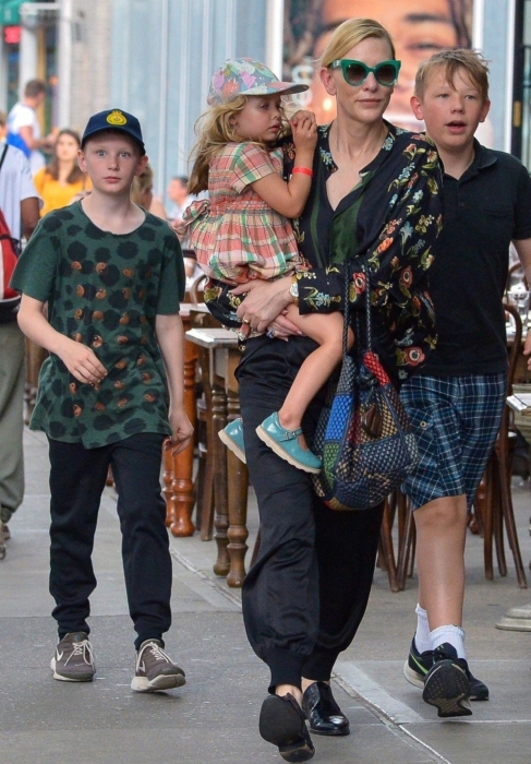 Кейт Бланшетт с детьми. / Фото: www.letsgophotos.ru