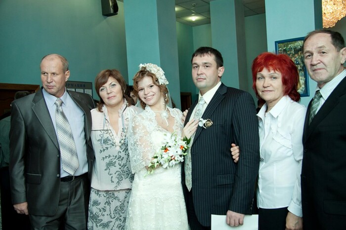 Анастасия Аброскина с мужем и родными в день свадьбы. / Фото: www.kp.ru