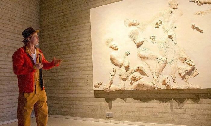 Брэд Питт и его скульптура. / Фото: www.villagio-vip.ru