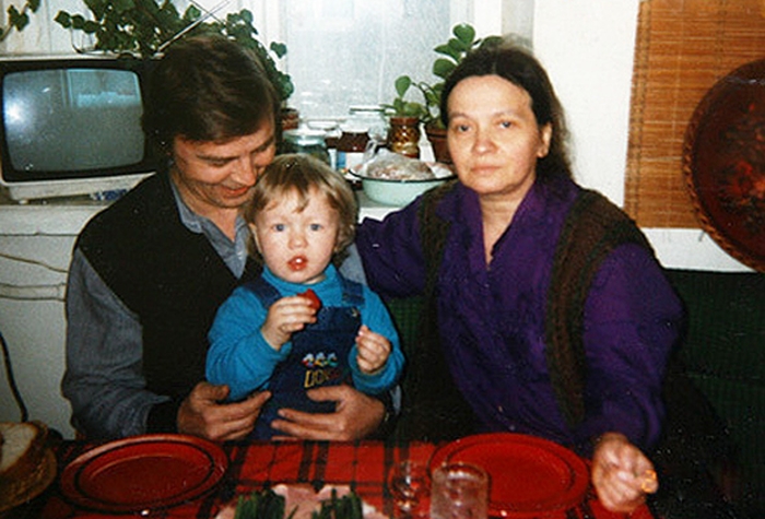 Алексей Инжеватов и Наталья Рычагова с внуком.  / Фото: www.kino-teatr.ru