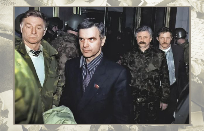 Александр Руцкой (справа) и Руслан Хасбулатов во время ареста.