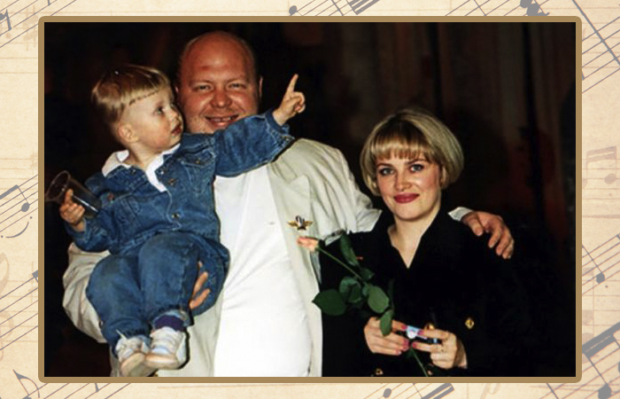 Сергей Крылов с женой и сыном.