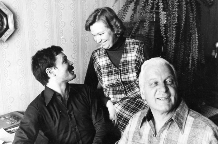 Андрей Ростоцкий с родителями. / Фото: www.shkarec.ru