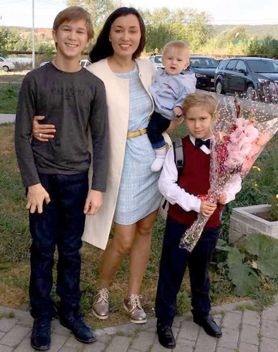 Эльвира Рожкова с сыновьями. / Фото: www.kadet39.ru