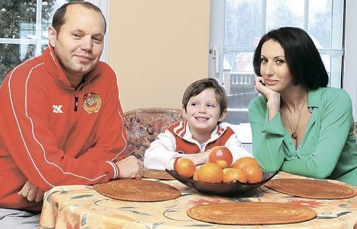 Алика Смехова с мужем Николаем и сыном Артёмом. / Фото: www.uznayvse.ru
