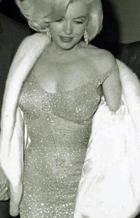 Мэрилин Монро в платье с кристаллами Swarovski. / Фото: www.ecestaticos.com