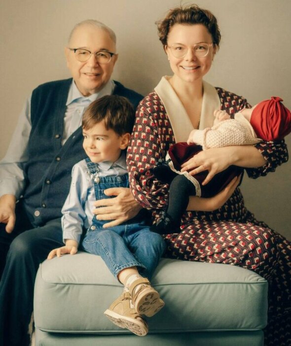 Евгений Петросян и Татьяна Брухунова с детьми. / Фото: www.thevoicemag.ru