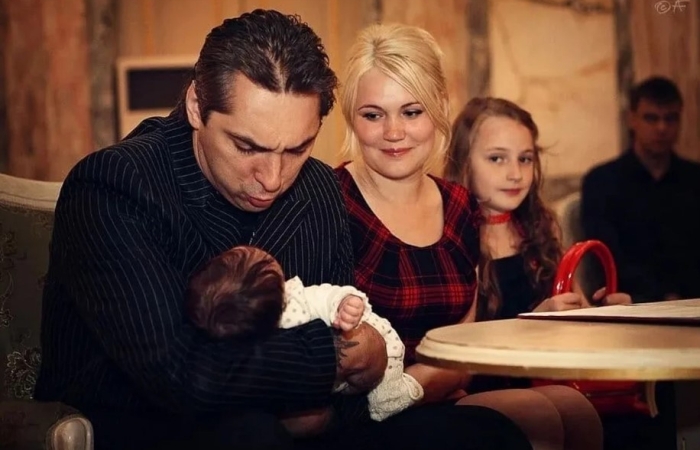 Михаил Горшенёв с женой и дочками. / Фото: www.kanobu.ru