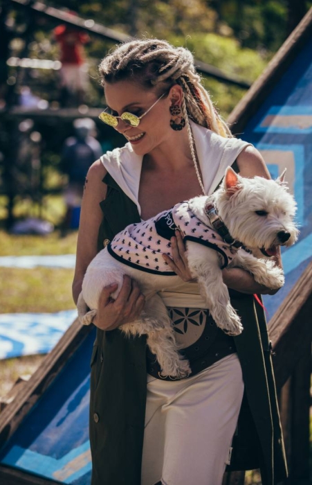 Яна Троянова с любимой собакой. / Фото: www.tele.ru