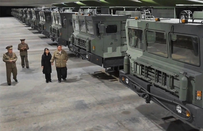 Ким Чен Ын и Чжу Э на машиностроительном заводе «Тхэсон» на западной окраине Пхеньяна. / Фото: www.rg.ru