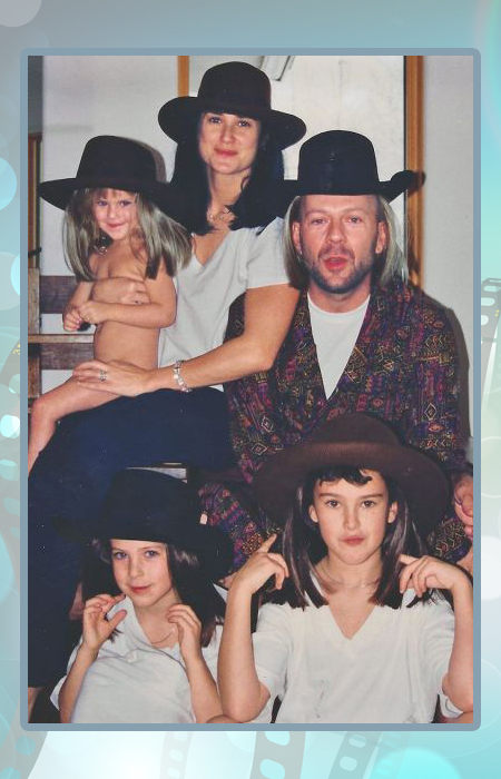 Брюс Уиллис и Деми Мур с дочерями.